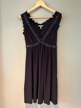 Metro Black V-Neck Sleeveless Dress with Beaded Ruffle Detail Medium